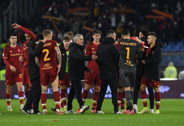 包含佛罗伦萨后防线出现漏洞，导致连续失球的词条