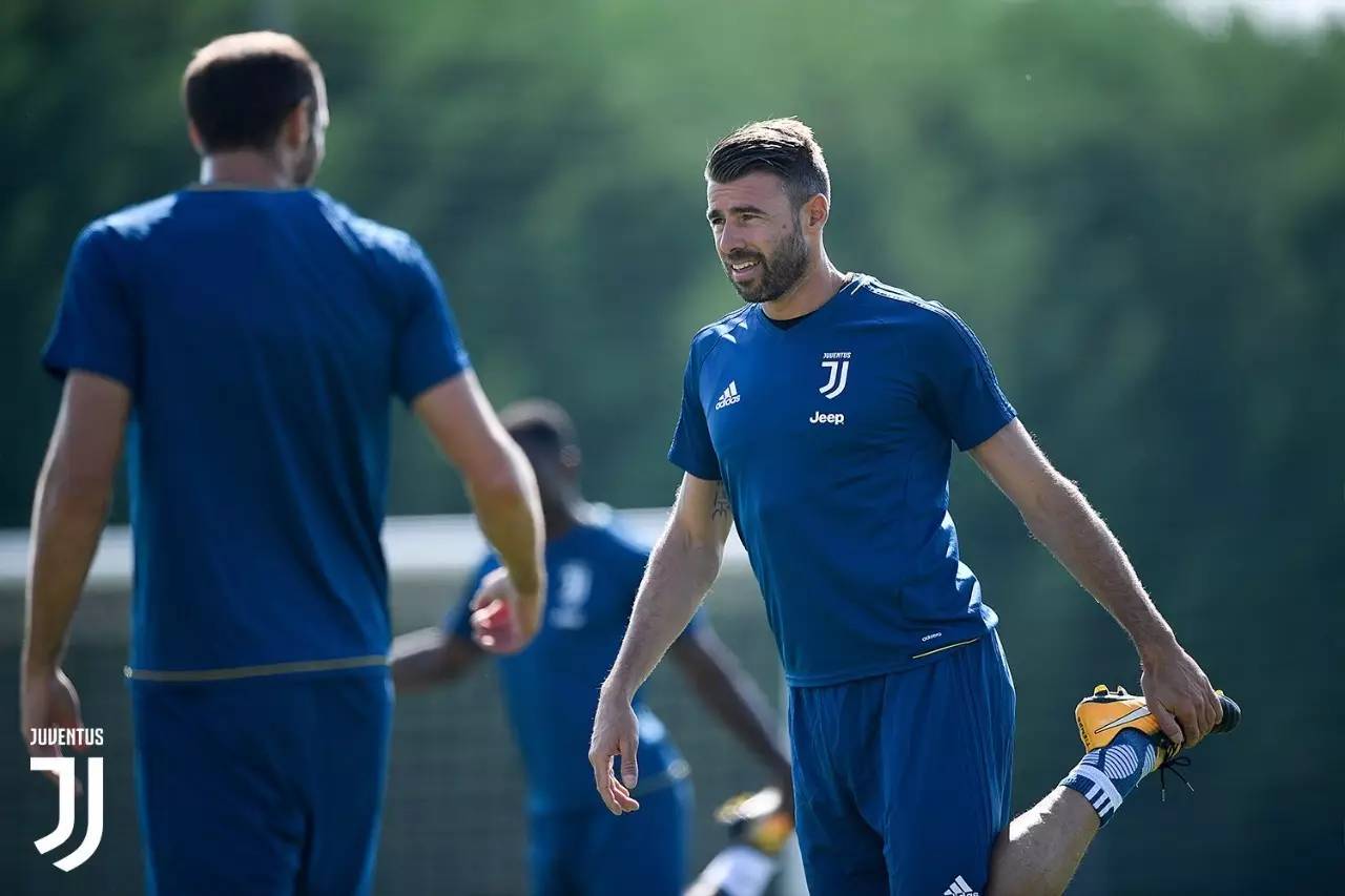 荷兰联赛球员在国际比赛中命中关键球 荷兰联赛球员在国际比赛中命中关键球