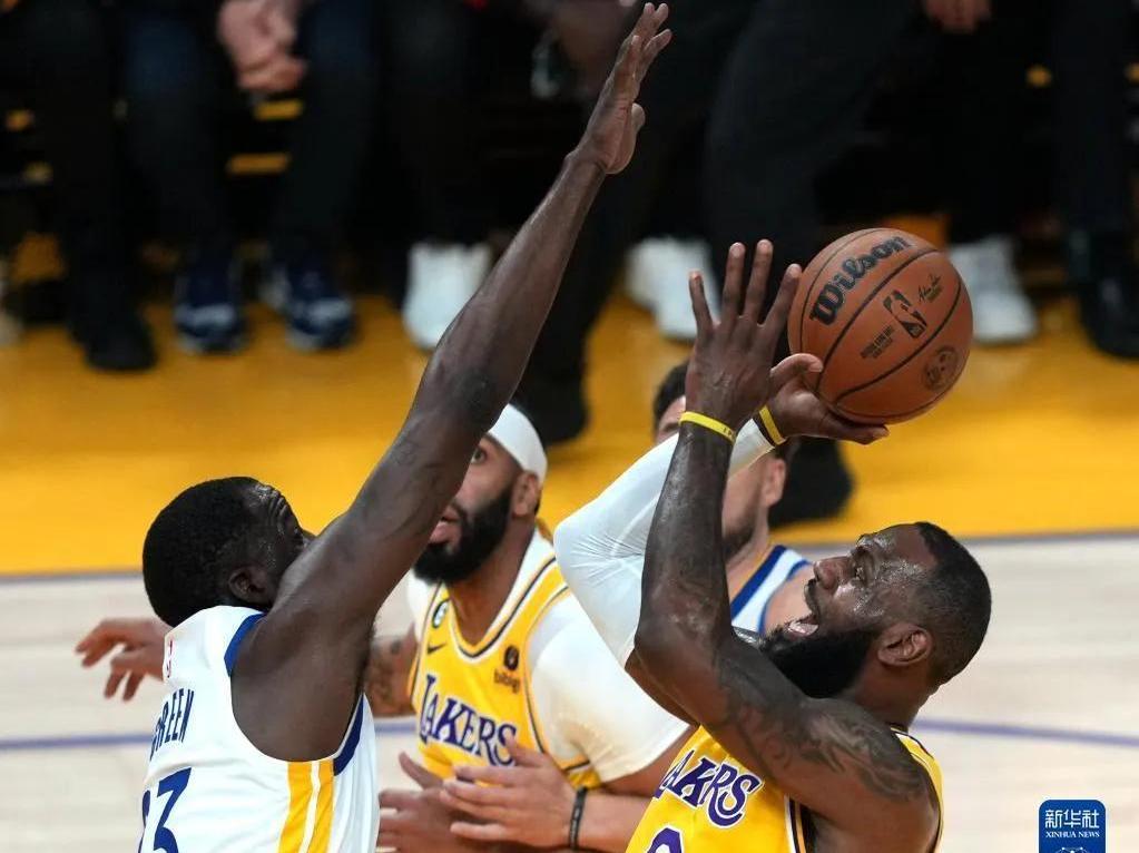 湖人队防守端全面加强,对手难以得分 湖人队防守端全面加强,对手难以得分