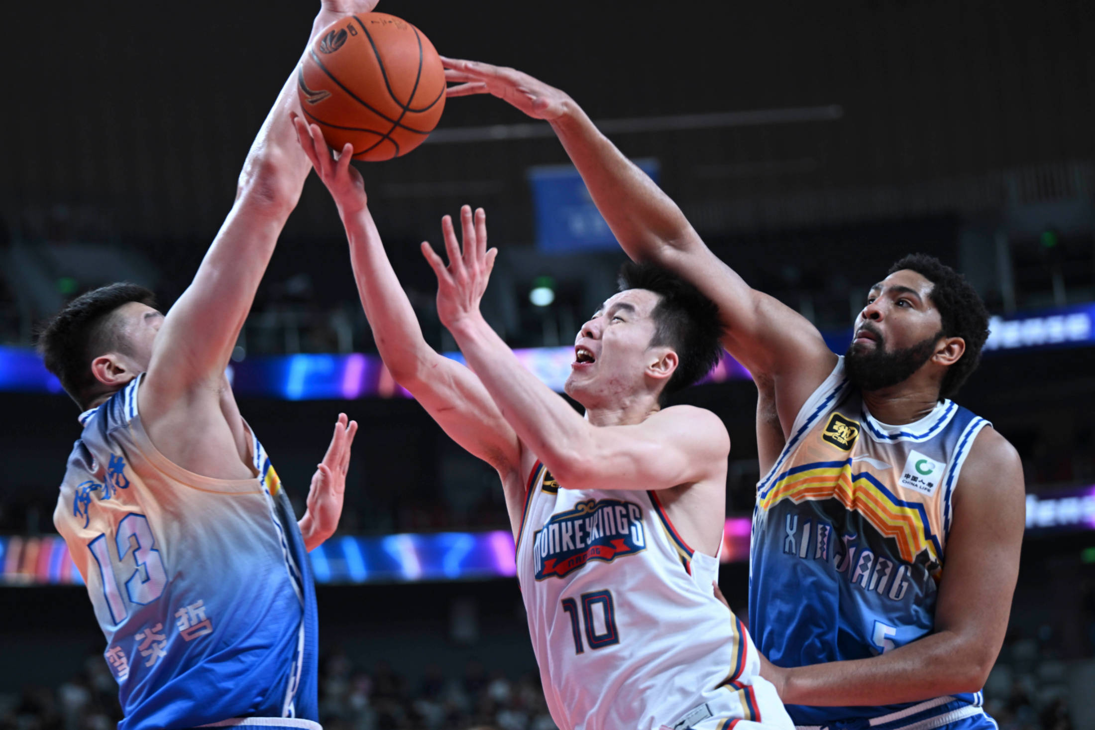 紧张激烈的对抗赛中强队胜出 紧张激烈的对抗赛中强队胜出