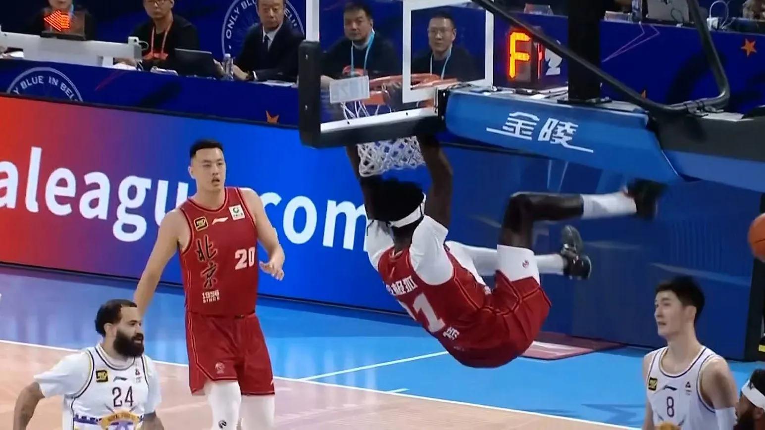 紧张激烈的对抗赛中强队胜出 紧张激烈的对抗赛中强队胜出