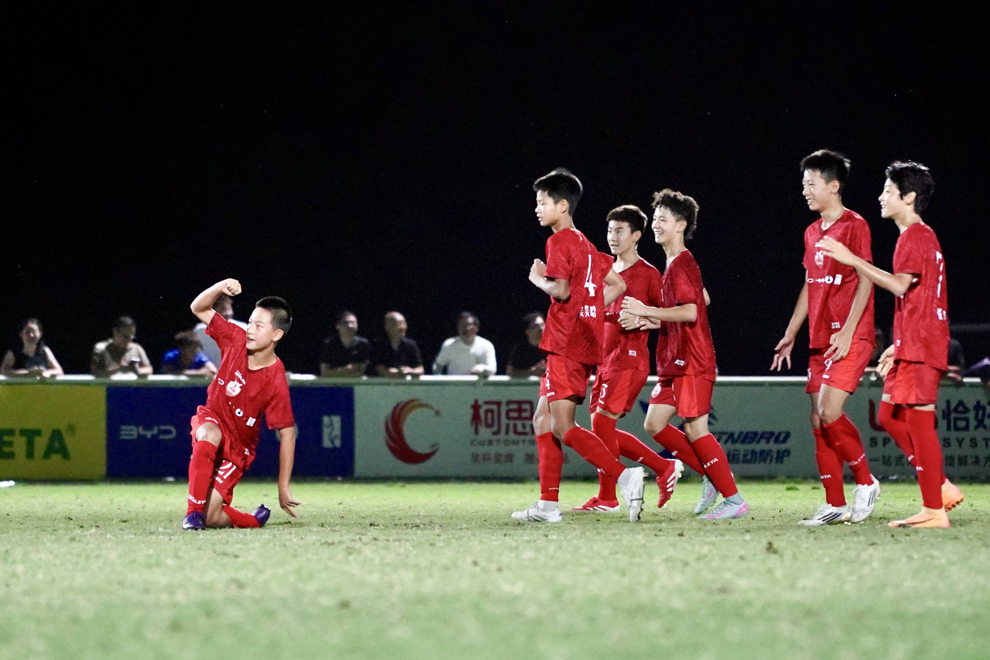 激烈足球赛事精彩观战,场面瞬息万变引动无限 激烈足球赛事精彩观战,场面瞬息万变引动无限