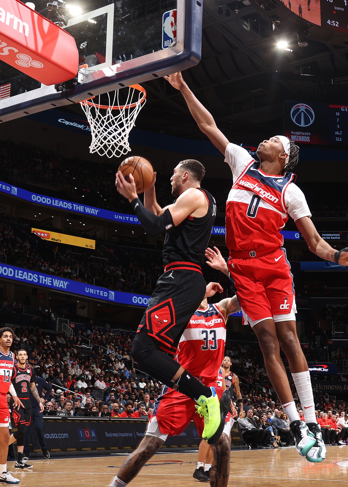 公牛队客场击败活塞队,成功突围 公牛队客场击败活塞队,成功突围