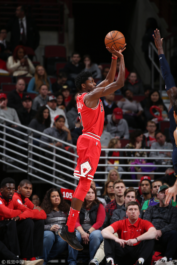 公牛队客场击败活塞队,成功突围 公牛队客场击败活塞队,成功突围