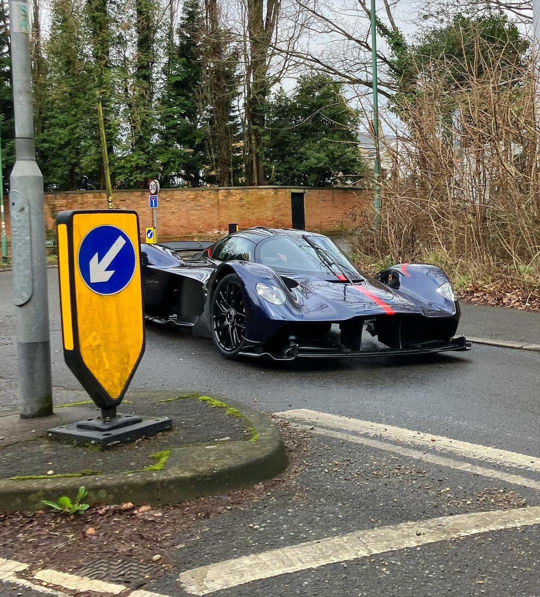 阿斯顿马丁轻取红牛二队，塞恩斯惊艳四座